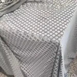 روکش تشک و بالش مخمل طرح لوزی طوسی روشن - تصویر 3